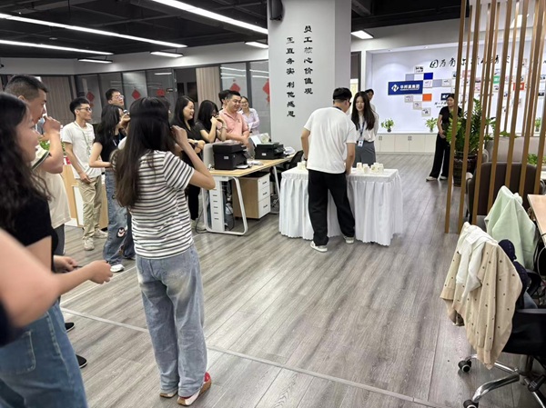 華邦瀛周一早會玩蒙眼疊紙杯：5組PK冠軍疊24個_團隊游戲_企業文化